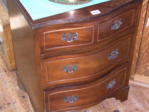 Neat Mahogany Three-drawer Serpentine Front Chest