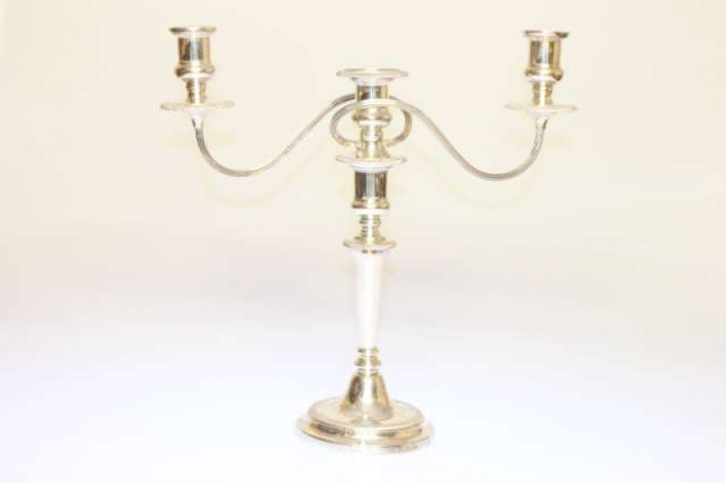A GEORGIAN STYLE SILVER CANDELABRUM, Barker Ellis Silver Company, Birmingham 1973, with reel-cast rims and detachable three-light sconce, weighted. 35cm