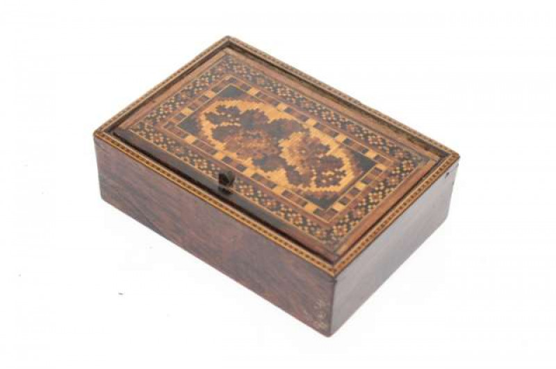 A 19TH CENTURY TUNBRIDGE WARE CARD BOX, rectangular with hinged lid. 11cm by 7.5cm