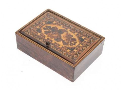 A 19TH CENTURY TUNBRIDGE WARE CARD BOX, rectangular with hinged lid. 11cm...