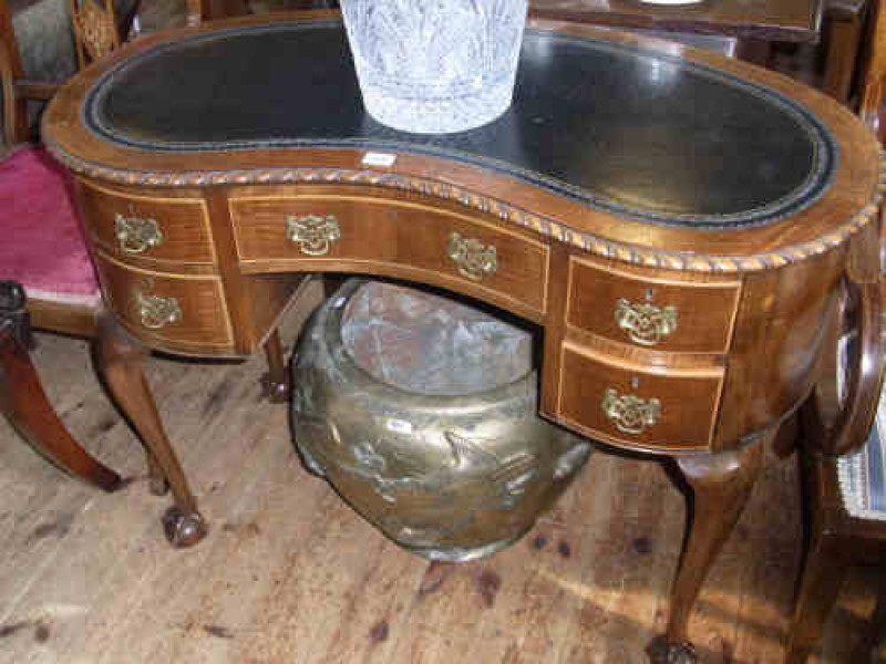 Good Quality Chippendale Style Five Drawer Kidney Shaped Desk
