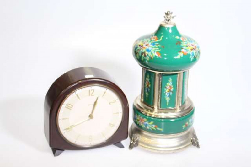 Bakelite mantel clock and musical novelty cigarette dispenser (2)