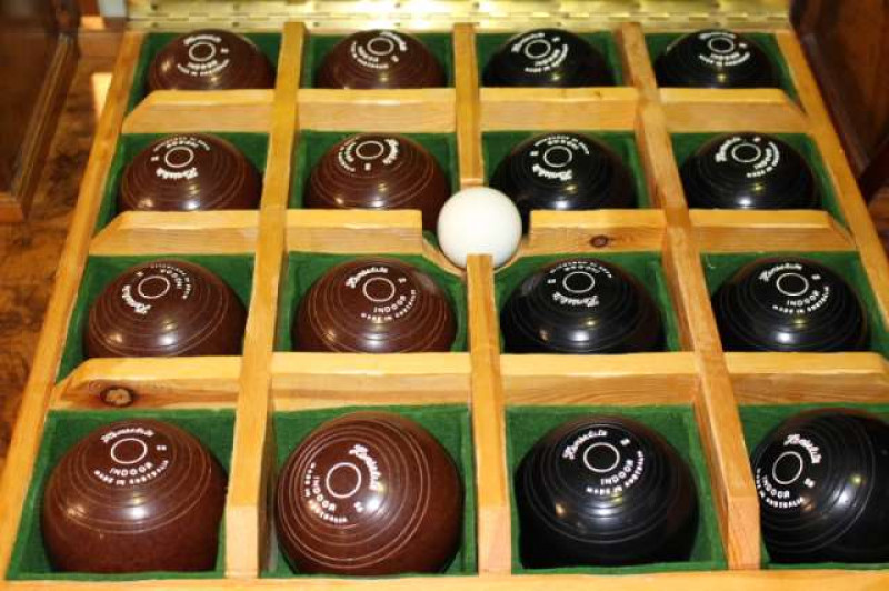 Henselite indoor bowls set