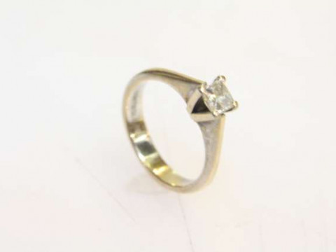 Single-stone diamond ring, marked 750