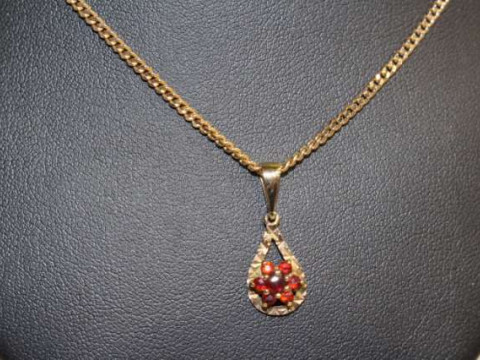 9ct gold and garnet pendant necklace