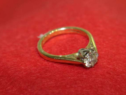 Single-stone diamond ring, stamped 750