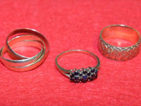 9ct gold Russian style wedding ring and three further rings