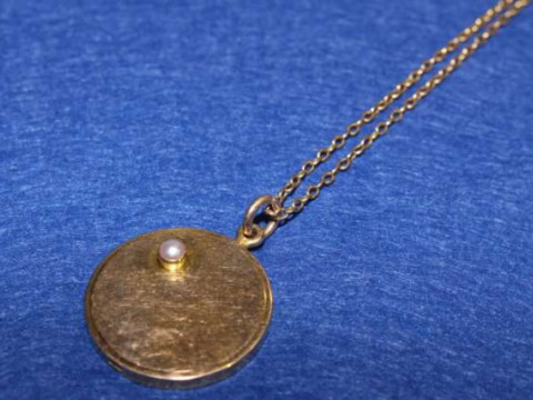 Pendant necklace, stamped 15C