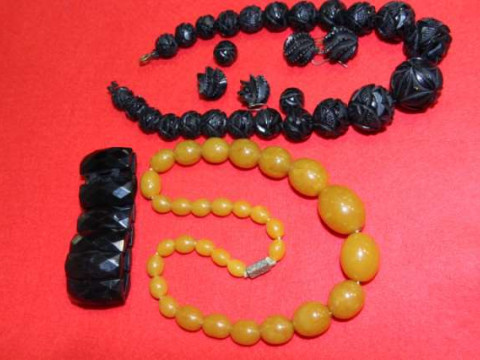 Amber coloured bead necklace, etc
