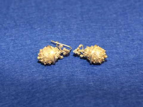 Pair of yellow metal earrings