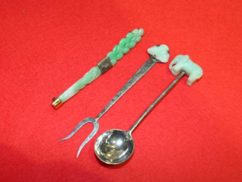 Chinese jadeite mounted spoon, fork and brooch (3)