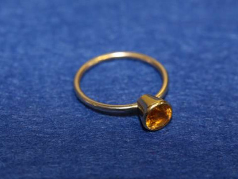 18ct gold ring set with a yellow stone