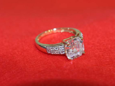14 carat gold ring set with white stones