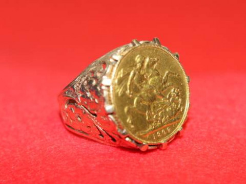 Sovereign ring, mount stamped 9CT