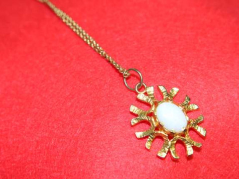9ct gold and opal pendant and chain