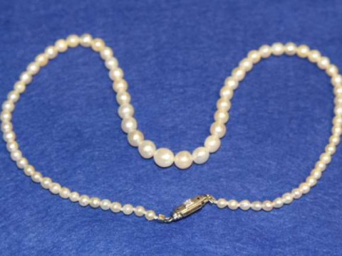 Graduated cultured pearl necklace