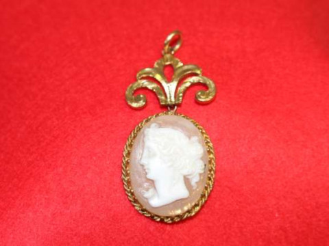 Cameo pendant
