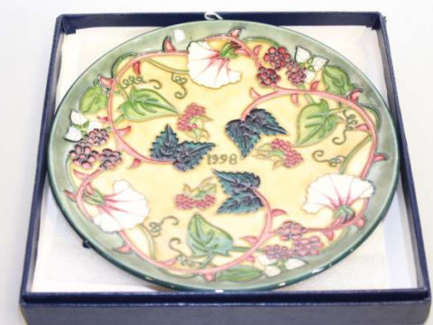 Moorcroft 1998 year plate, 73/750