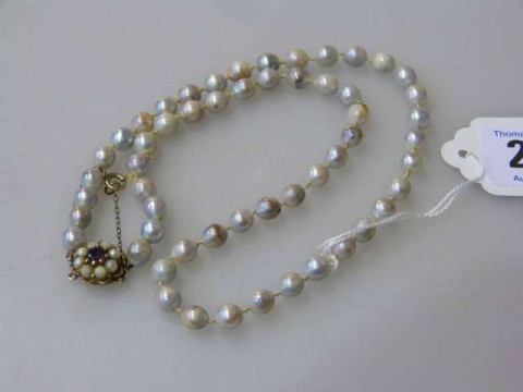 Cultured pearl necklace with amethyst and 9 carat gold clasp