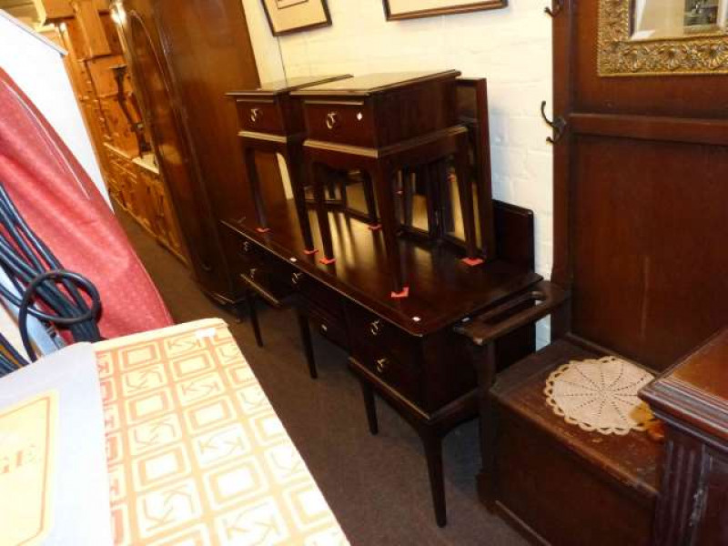 Stag Minstrel triple mirror dressing table, stool, pair pedestals and headboard (5)