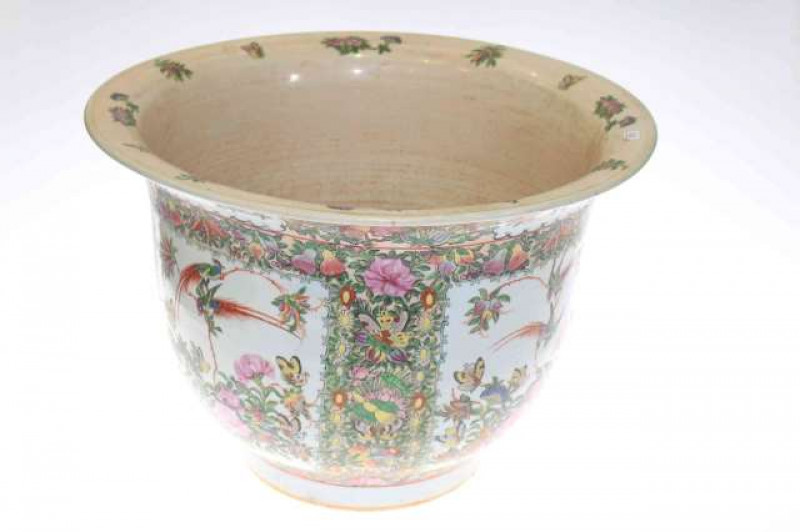 Large famille rose planter, 38cm diameter, 33cm high