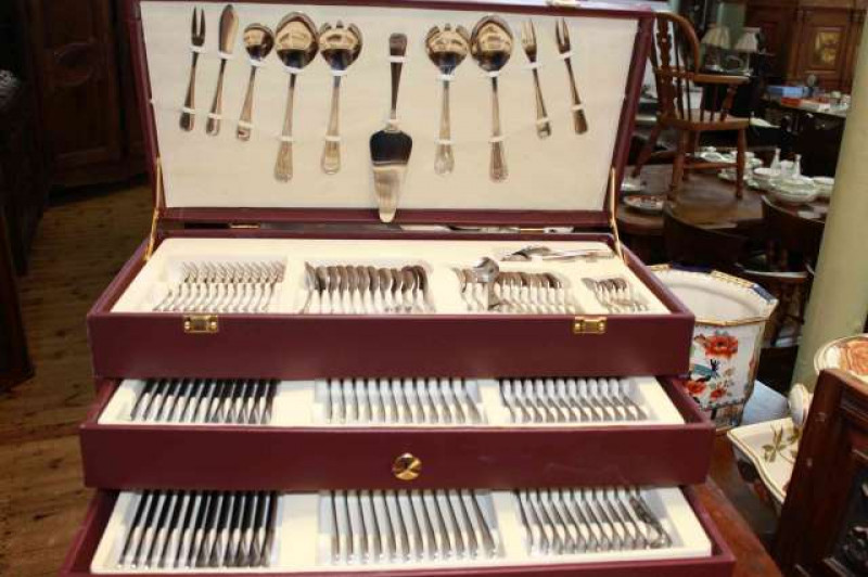 Large canteen of cutlery with twelve place settings