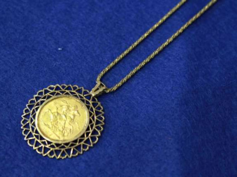 Edward VII sovereign, 1907, mounted as a pendant necklace
