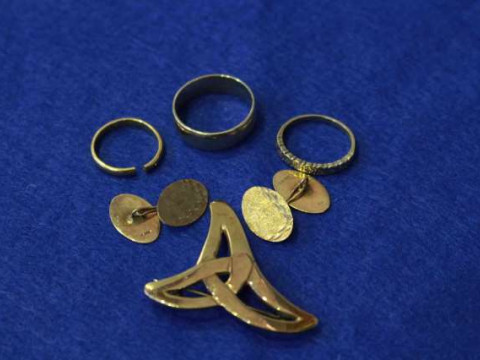 9 carat gold band, pair of 9 carat gold cufflinks, brooch etc