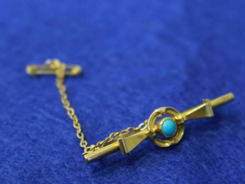 Victorian 15 carat gold and turquoise brooch