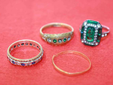 22 carat gold band (a/f) and three further rings (4)
