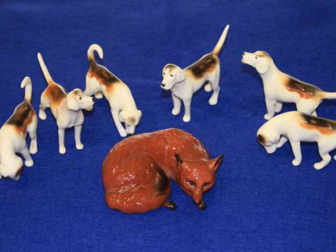 Beswick models of hounds and a fox (7)