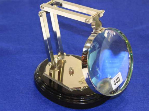Adjustable table magnifying glass