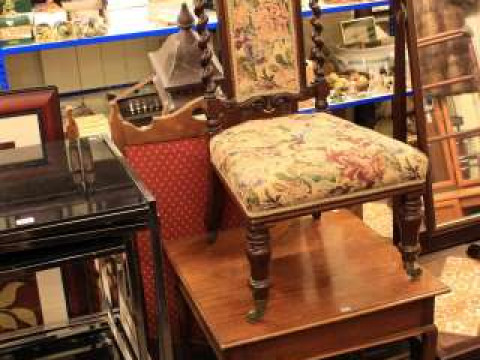 Victorian twist column prie dieu and mahogany occasional table