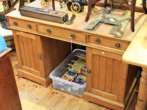 Ash pedestal desk having three frieze drawers above two cupboard doors
