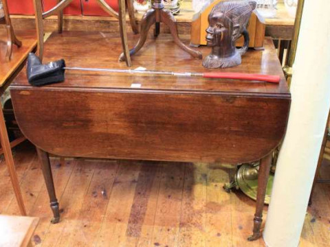 Georgian mahogany Pembroke table on turned legs