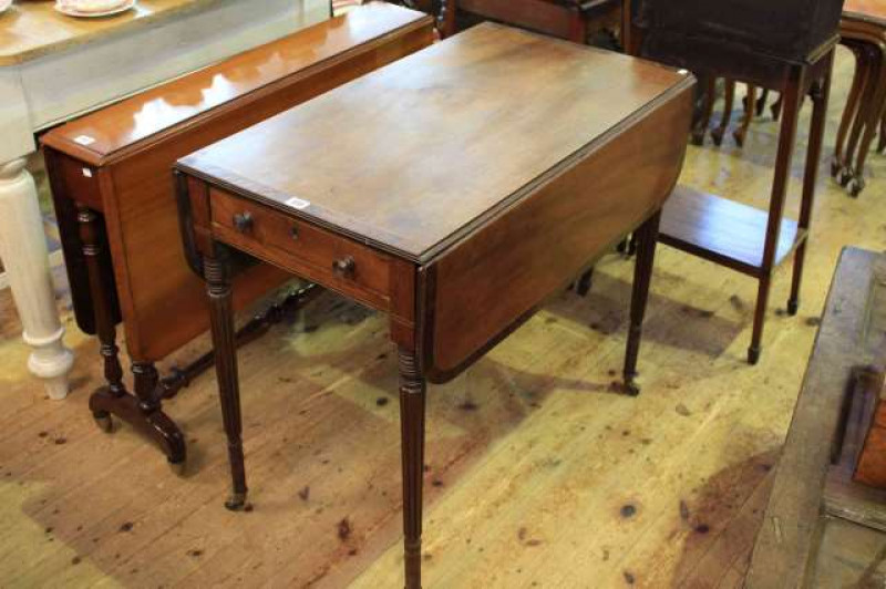 Victorian mahogany Sutherland table on turned supports