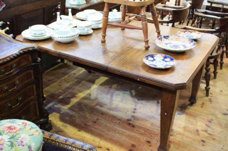 Early 20th Century oak extending dining table on square tapering legs