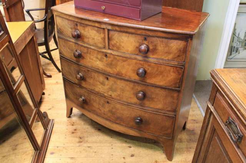 Victorian mahogany bow front chest of two short above three long drawers on splayed legs