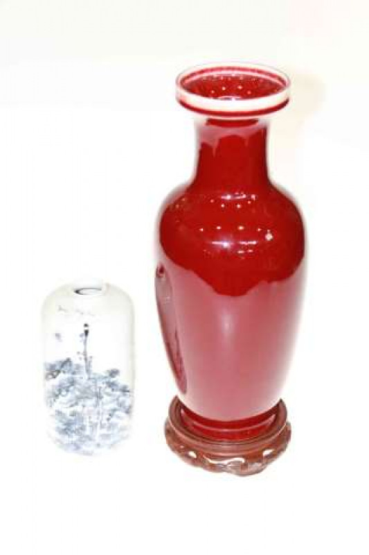 Chinese red glaze vase and Chinese blue and white vase (2)