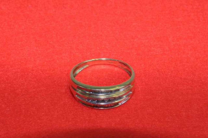 9 carat gold ring, size O