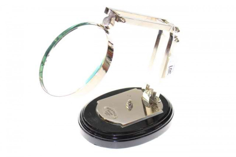 Desk magnifying glass