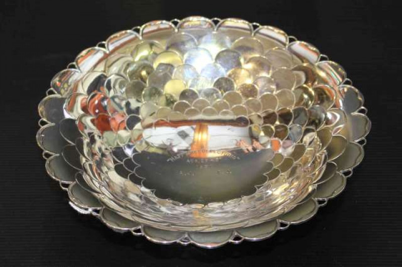 Art Deco silver footed dish, Mappin & Webb, Sheffield 1931, engraved with a presentation inscription, 12.3oz