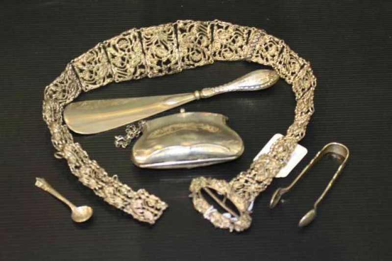 Silver purse, silver sugar tongs, etc (5)