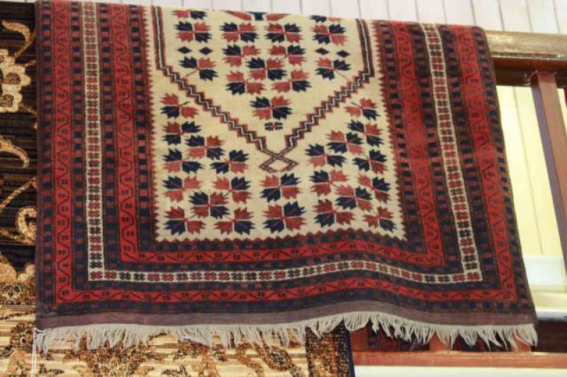 Turkish rug with a beige ground 1.80 x 1.00