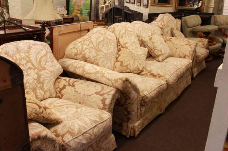 Good quality three piece lounge suite comprising of three seater settee,  ladies and gents chairs in light foliate pattern fabric