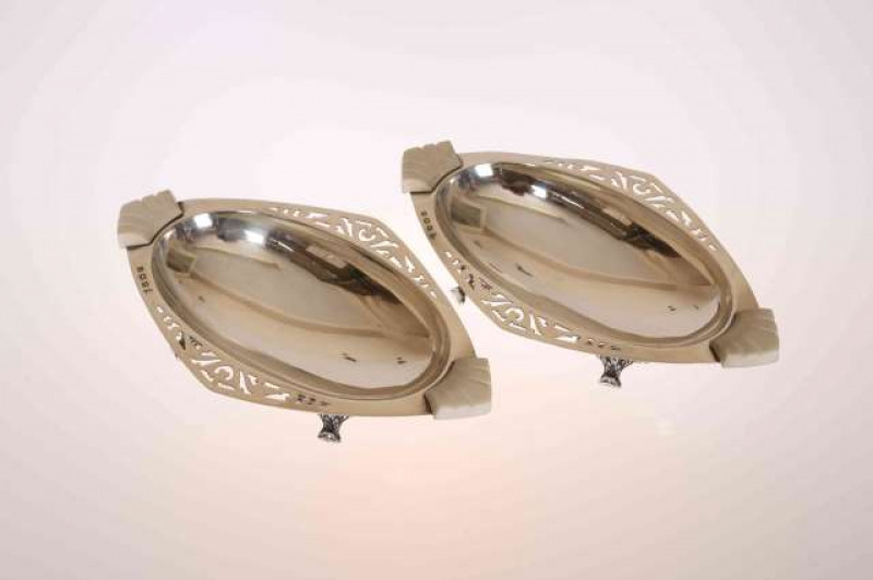 A PAIR OF ART DECO SILVER DISHES, Birmingham 1938, of shaped oval form with pierced rims. Gross 9.6oz, 20cm wide