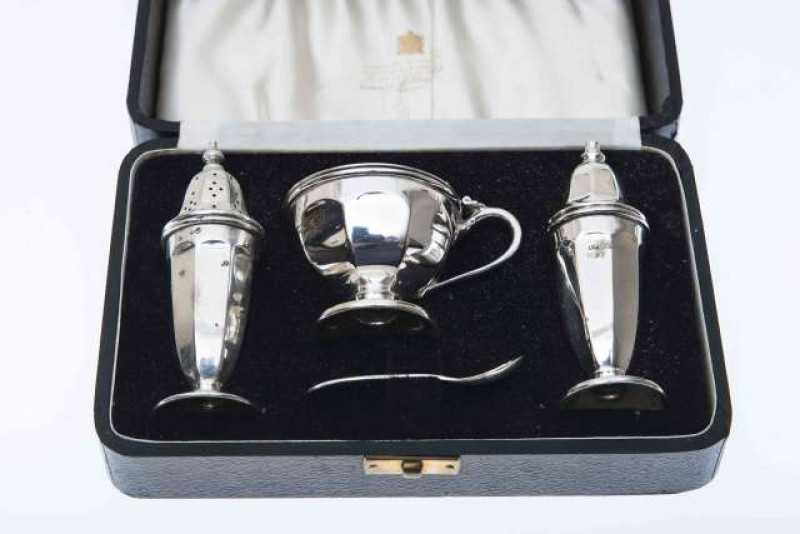 A SILVER CRUET SET, Emil Viner, Sheffield 1960, 1961 and 1962,  boxed.