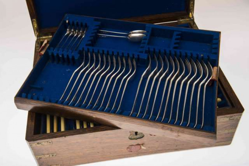 AN OAK CASED CANTEEN OF VICTORIAN SILVER FLATWARE, George Maudsley Jackson, London 1896, comprising twelve dinner forks, eleven dessert forks, two teaspoons, three coffee spoons, ten table spoons, twelve dessert spoons, two sauce ladles, basting spoon, si