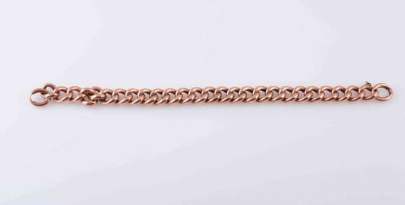 A COLLECTION OF JEWELLERY, to include A LATE VICTORIAN GOLD BRACELET, of curb links, one link broken, on heart shaped padlock clasp. Stamped '9C' to link and hallmarked for 9 carat on clasp.  19cm long. Total weight approximately 22.5 gms. A PAIR OF 9 CAR