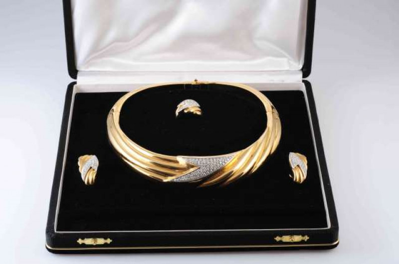 A CONTEMPORARY ITALIAN 18 CARAT YELLOW GOLD AND DIAMOND NECKLACE, RING AND PAIR OF EARRINGS, the necklace in the form of a collar, with moulded detail to the front and a pave set central section of brilliant-cut diamonds, the back with integral clasp, the
